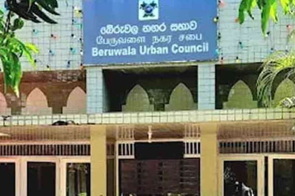 திசைகாட்டிக்கு ஆதரவளித்த ஆறு பேர் இடைநிறுத்தம்