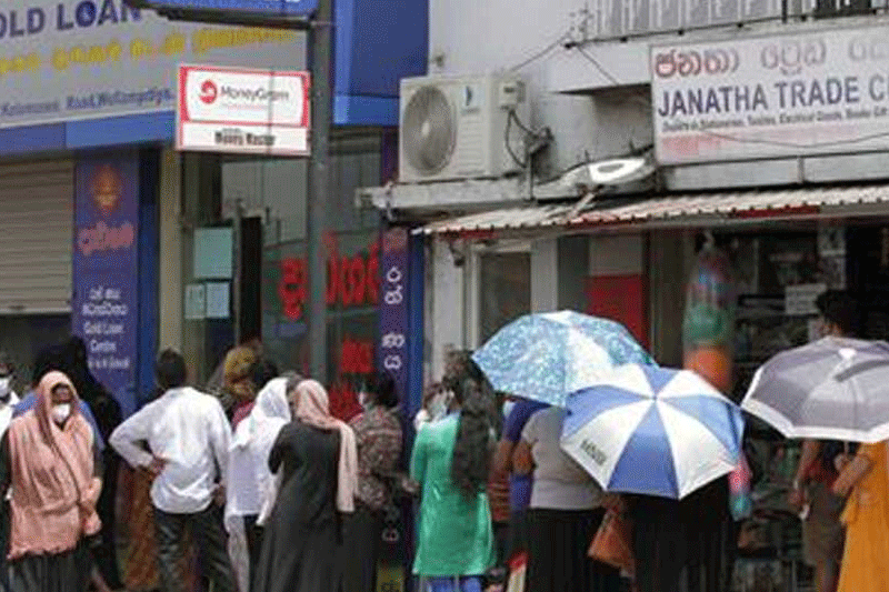 உணவுப் பொருட்களை கொள்வனவு செய்ய வேண்டும் காசு இல்லை! அடகு வைப்பதற்காக காத்திருக்கும் மக்கள்