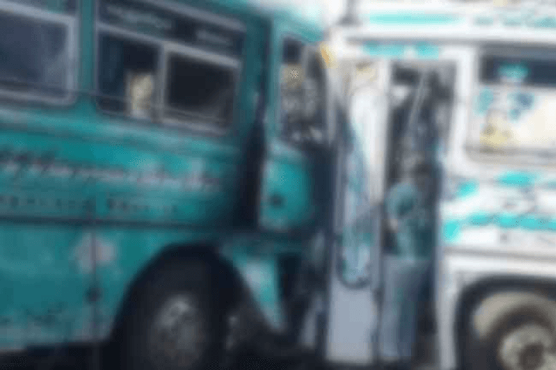 மாத்தறையில் இரு பஸ்கள் நேருக்கு நேர் மோதி விபத்து; 40 பேர் வரை காயம்!