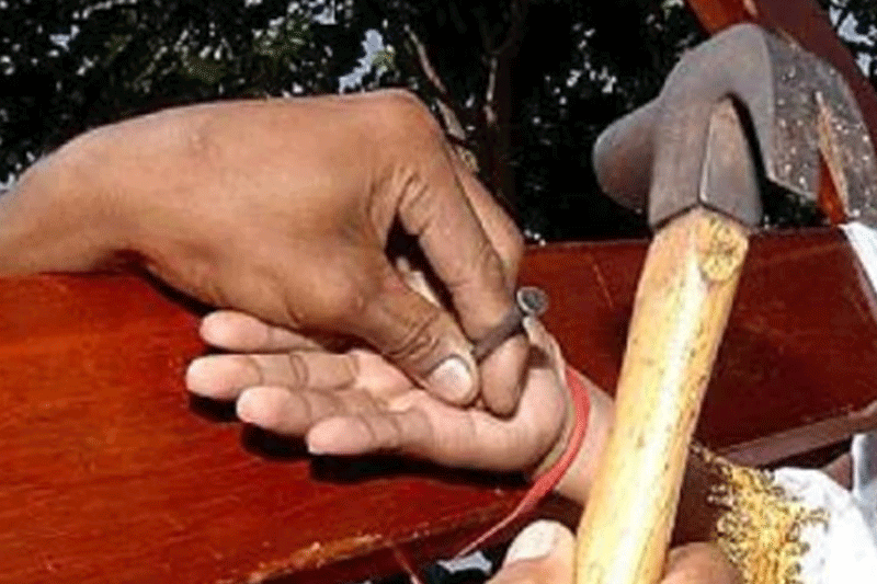 முகநூலில் தன்னைப் பற்றி தவறாக எழுதிய இருவரை சிலுவையில் அறைந்த பூசாரி!