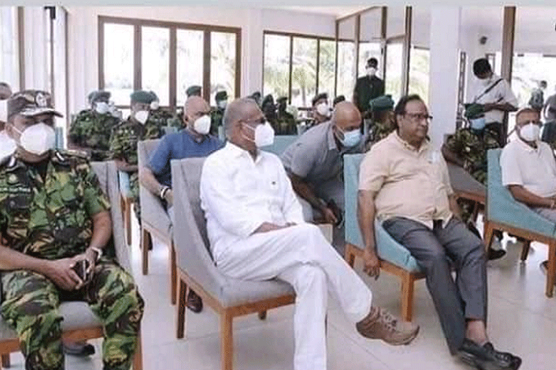 பொலிஸ் அமைச்சருக்கு வேறு சட்டமா? முகக்கவசமின்றி அரச விழாவில்!