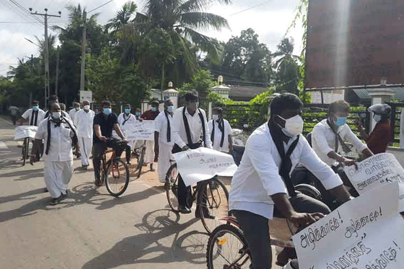 எரிபொருள் விலையேற்றத்தை கண்டித்து யாழில் கண்டன சைக்கிள் பேரணி !