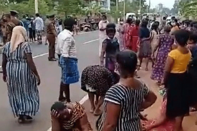 பொலிஸ் நிலையம் முன்பாக சடலமாக கண்டெடுக்கப்பட்ட இளைஞனின் மரணத்திற்கு நீதி கோரி போராட்டம்!