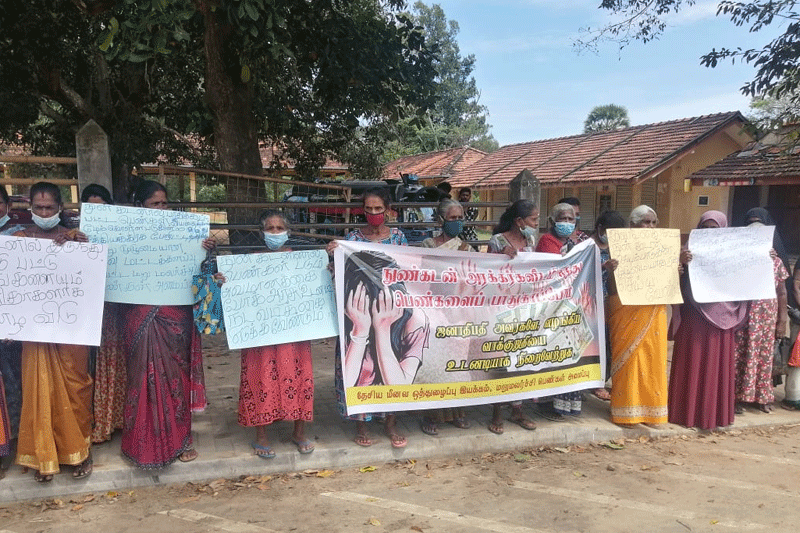 நுண்கடனுக்கு எதிராக மட்டக்களப்பில் ஆர்ப்பாட்டம்i photos