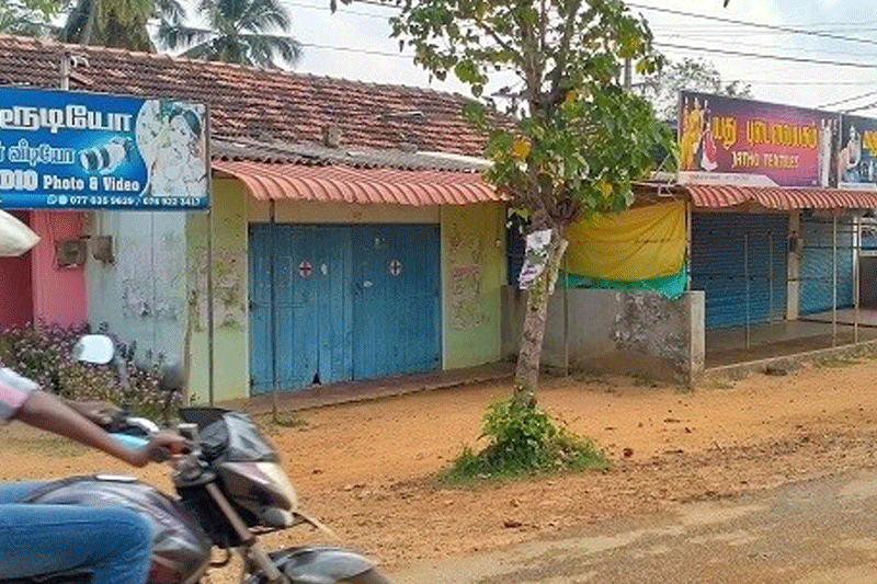 பொலிஸாரின் தாக்குதலைக் கண்டித்தும் நீதி கோரியும் வட்டகச்சியில் முழு கதவடைப்பு போராட்டம் !