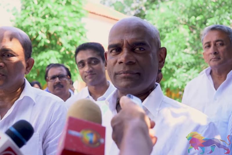 மகேஷ் சேனாநாயக்கா சமன் தேவாலயத்தில் வழிபாட்டில்!