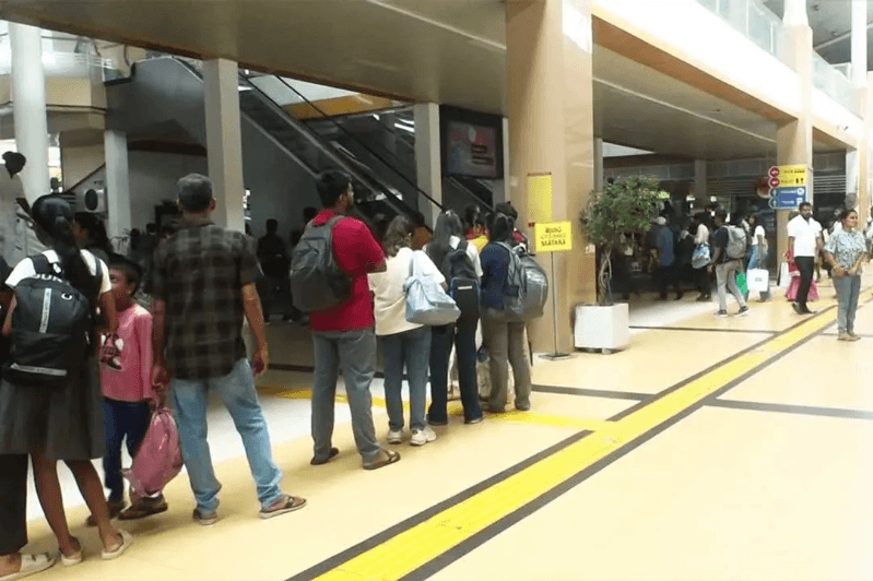 பல நெடுஞ்சாலைகளில் கடும் போக்குவரத்து நெரிசல்; மாகும்புறவில் பெருந்திரளான மக்கள்!