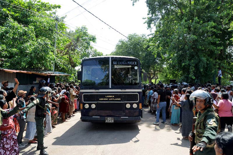 நீர்கொழும்பு சிறைச்சாலையிலிருந்து 12 இந்திய மீனவர்கள் மீட்பு; திரைமறைவில் நடந்த இராஜதந்திர நகர்வு!