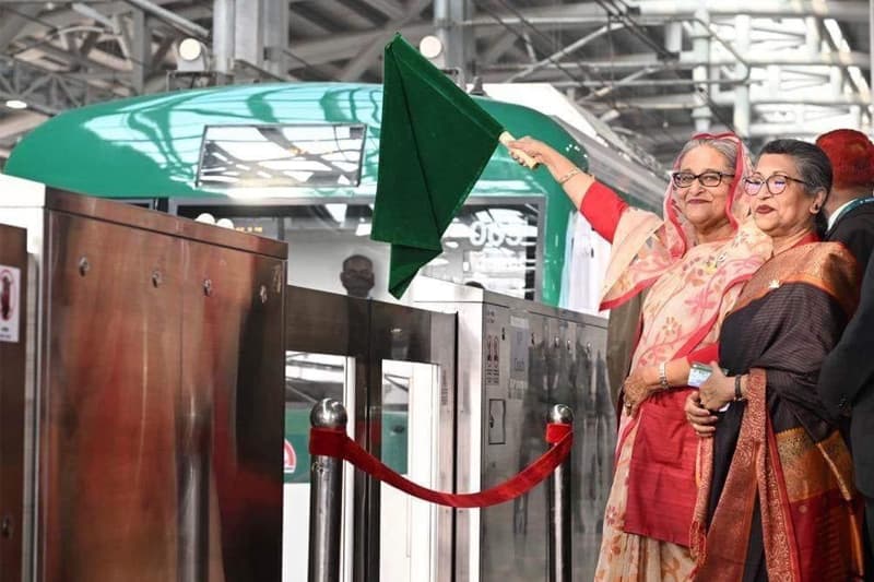 இலங்கை தூக்கிப்போட்ட மெட்ரோ ரயிலை பங்களாதேஷ் செலுத்தத் தொடங்கியது