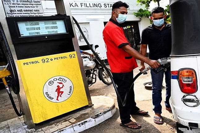 பெற்றோல் விலை அதிகரிப்பு; அத்தியாவசியப் பொருள்களின் விலைகள் குறைப்பு