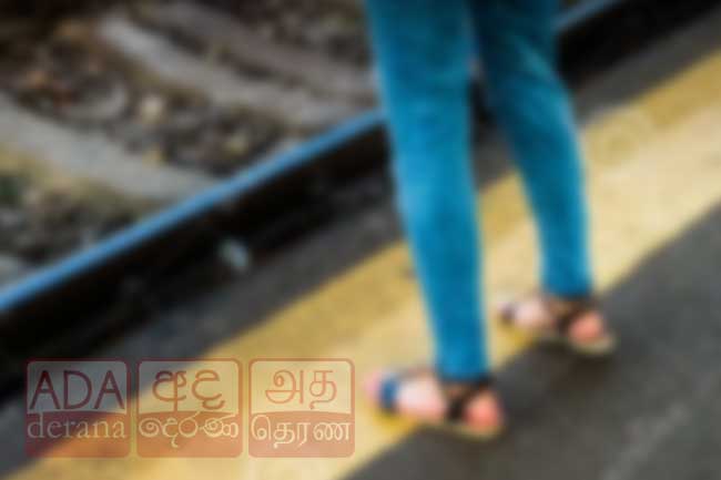 கைப்பேசியில் பேசிக்கொண்டு சென்ற யுவதி பலி!