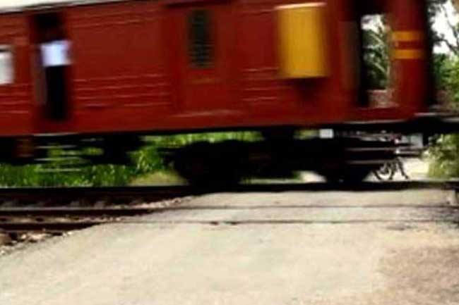 ரயிலுடன் மோதிய வேன்