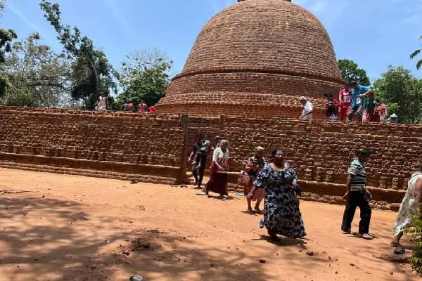 குருந்தூர்மலை விகாரையில் வழிபாடு செய்த சிங்கள மக்கள்!