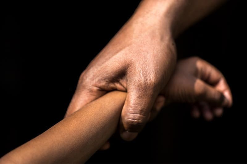 தந்தை வேலையில் இறங்கியுள்ளார்!