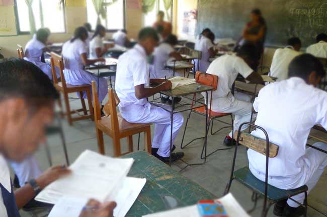 பரீட்சை மோசடியில் ஈடுபட்ட மாணவா்கள் சிக்கினா்
