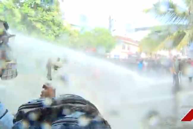 பல்கலைக்கழக மாணவா்களின் ஆா்ப்பாட்டத்தின் மீது நீா்த்தாரை பிரயோகம்