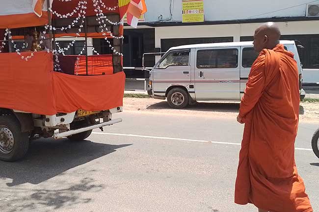 ஒற்றுமையை வலியுறுத்தி பௌத்த மத குரு யாழில் இருந்து நடைபயணம்