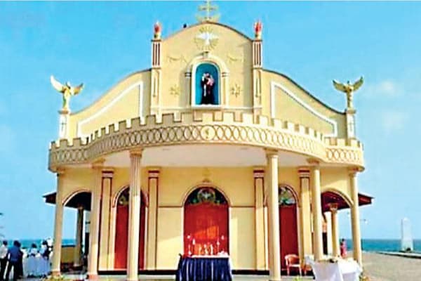யாழ்.கச்சதீவில் சட்டவிரோத மணல் அகழ்வில் ஈடுபடும் கடற்படையினர்