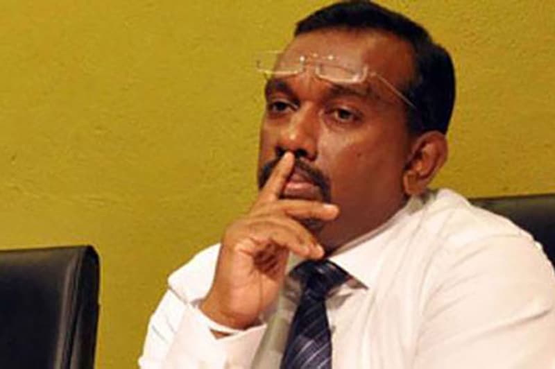கட்டுநாயக்கவில் தடுத்து நிறுத்தப்பட்ட முன்னாள் அமைச்சர்