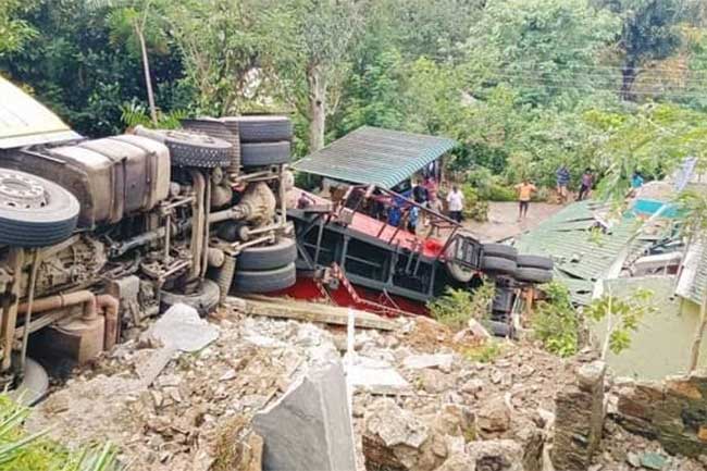ஹப்புத்தளை பத்கொட பகுதியில், எரிபொருள் கொள்கலன் ஊர்தி விபத்து