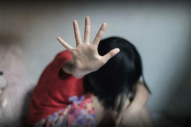சிறுமியிடம் அத்துமீறிய பொலிஸ்