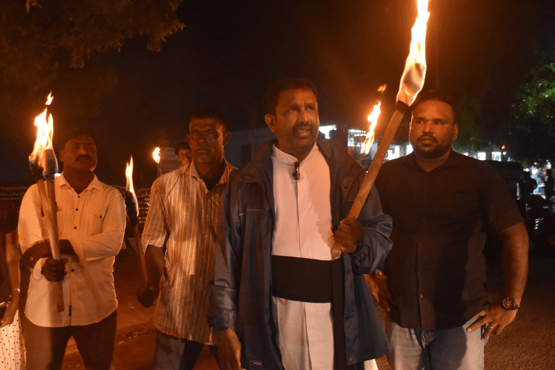 100ஆவது நாளை எட்டிய மன்னார் காற்றாலைக்கு எதிரான போராட்டம்; தீப்பந்தங்களுடன் வீதிக்கிறங்கிய மக்கள்!
