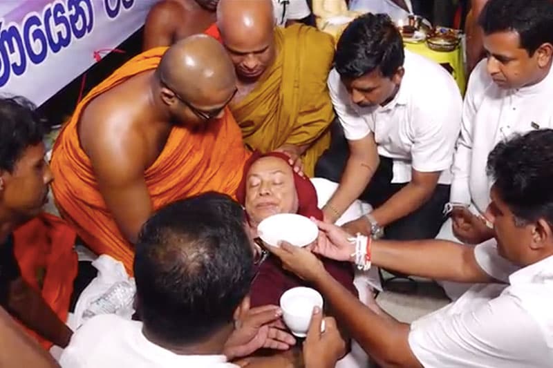 சஜித்தின் வேண்டுகோளுக்கு அமைய சுமங்கல தேரர் உண்ணாவிரதத்தை முடித்துக் கொண்டார்!