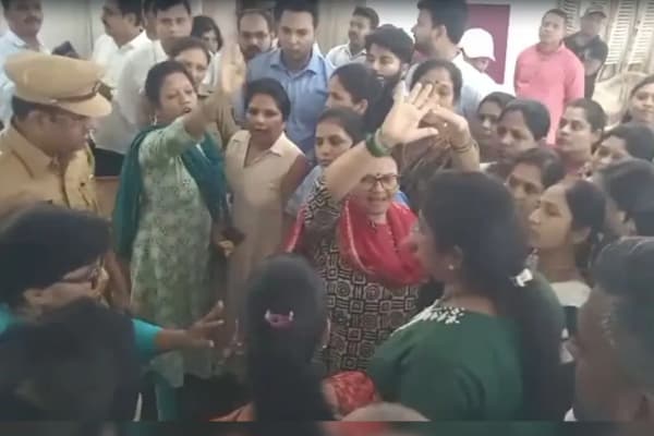 பாடசாலையில் மாணவிகளை நிர்வாணப்படுத்தி சோதனை; அதிர்ச்சியை ஏற்படுத்திய சம்பவம்