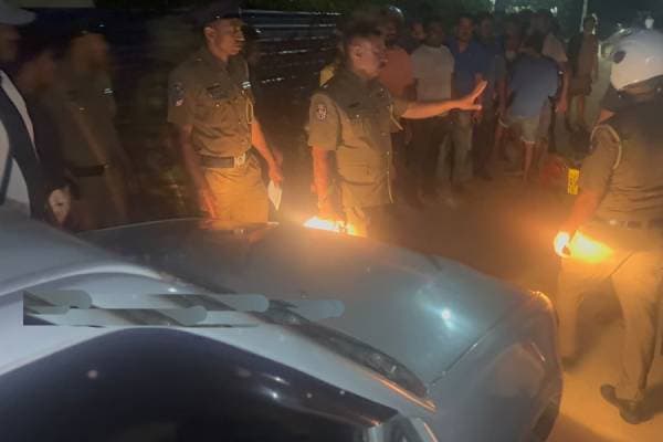 வவுனியாவில் பொலிஸாருக்கும் மக்களுக்கும் இடையில் மோதல்; 5 பொலிஸார் வைத்தியசாலையில் அனுமதி