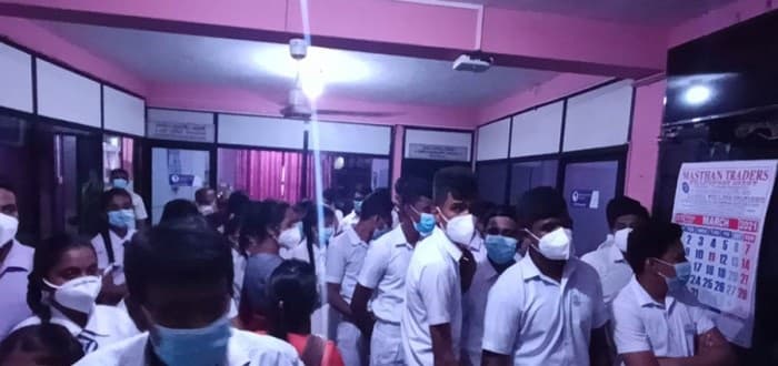 வவுனியா பிரதேச செயலகத்தை முற்றுகையிட்ட மாணவர்கள்!