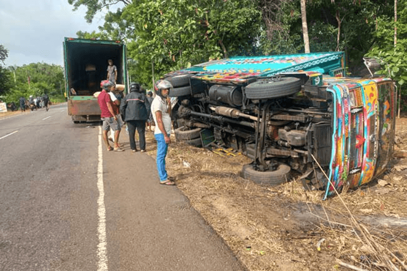 A-9 வீதியில் கோர விபத்து: இருவர் பரிதாபமாக உயிரிழப்பு; ஒருவர் படுகாயம்!