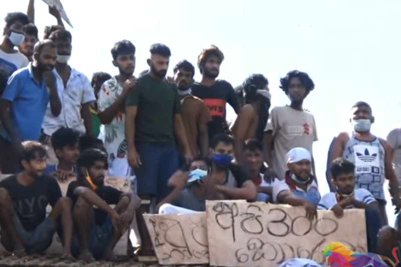 போகம்பர பழைய சிறைச்சாலைக்குள் தடுப்புக் கைதிகள் கூரை மீது ஏரி ஆர்ப்பாட்டம்!
