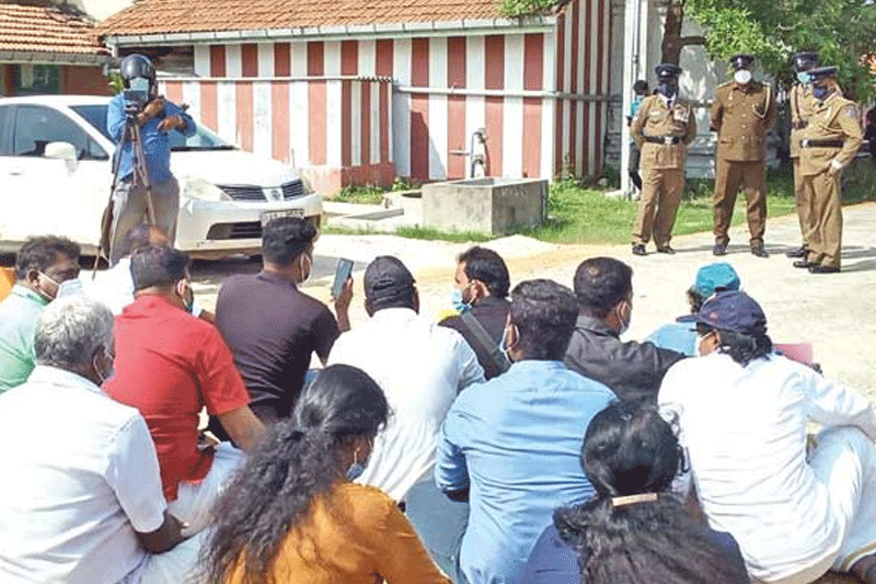 யாழ்ப்பாணம் மண்டைதீவு பகுதியில் பொதுமக்களின் காணிகளை சுவிகரிப்பதற்கு முயன்றதால் மக்கள் எதிர்ப்பு!