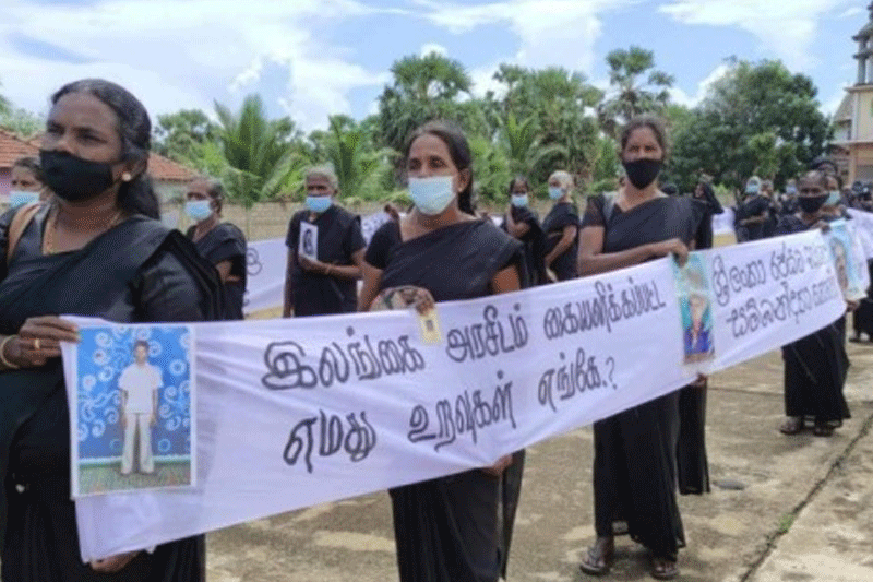 மகளிர் தினத்தை துக்க தினமாக அனுஷ்டித்து காணாமல் ஆக்கப்பட்டவர்களுக்கு நீதி கோரி கறுப்பு ஆடையுடன் பேரணி!