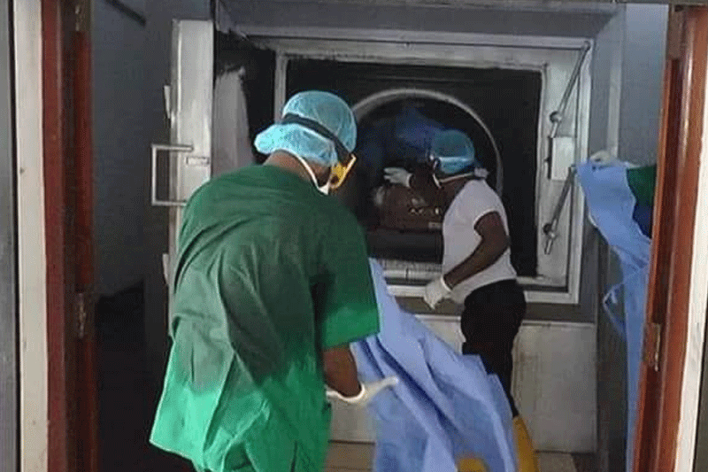 குளியலறையில் வழுக்கி விழுந்து எனது தாயை கொரோனா என்று எரித்தார்கள்! மகன் கதறல்