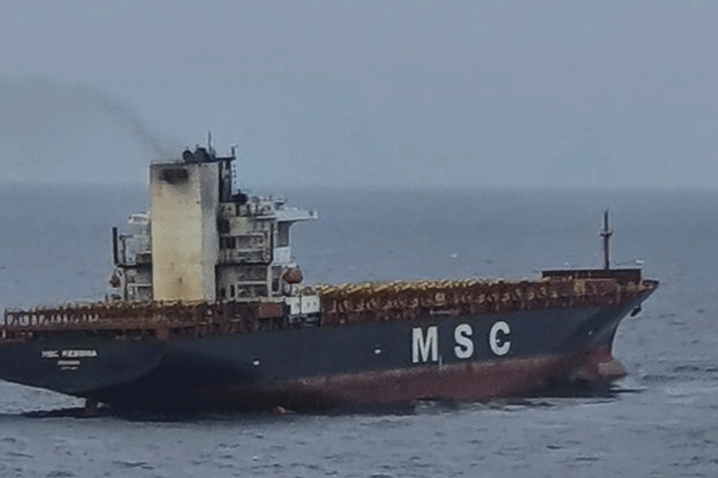 தீப்பற்றிய MSC Messina கப்பல் இலங்கை கடல் எல்லையைக் கடந்தது!