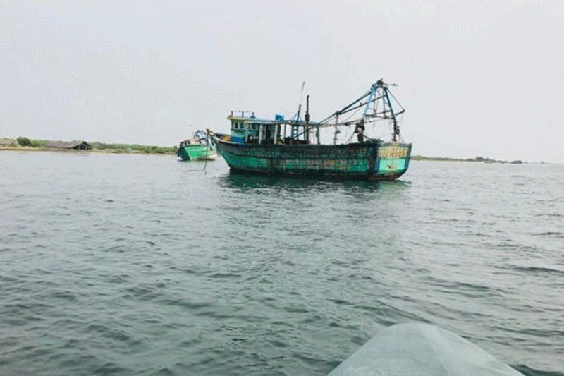 இந்திய மீனவர்கள் 54 பேரையும் படகுகளையும் கைப்பற்றியது இலங்கை கடற்படை!
