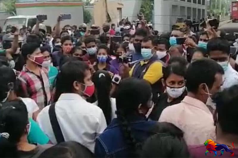 வாக்குறுதிகளை நிறைவேற்றுவதற்கு பதிலாக, நெக்ஸட் நிர்வாகம் குண்டர்களைப் பயன்படுத்துகிறது!