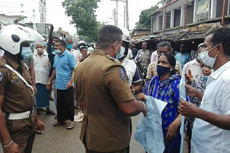 தவிசாளரே எங்களது கடைகளை எங்களுக்குத் தா! பொத்துவில் பொதுச்சந்தையில் பொதுமக்கள் ஆர்ப்பாட்டம்!