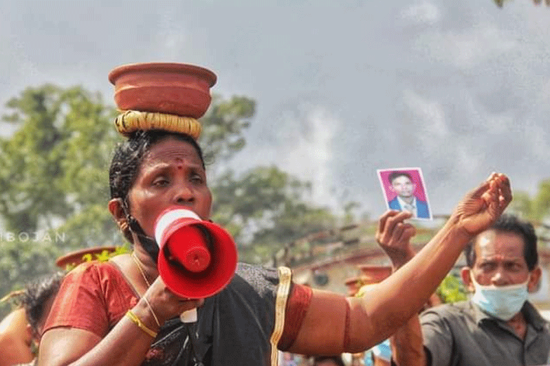 காணாமல் ஆக்கப்பட்டோரின் உறவுகள் தீச்சட்டி ஏந்தி போராட்டம்!