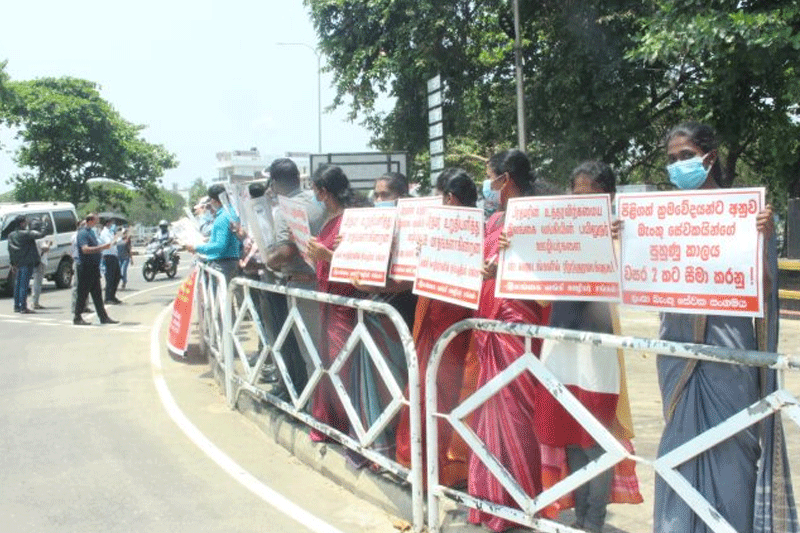 பிரதமர் வழங்கிய உறுதிமொழிகள் இதுவரை நிறைவேற்றப்படாததால் மட்டக்களப்பில் அரச வங்கி உத்தியோகத்தர்கள் போராட்டம்!