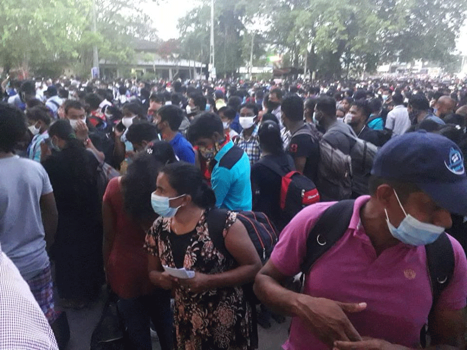 கட்டுநாயக்க சுதந்திர வர்த்தக வலய தொழிலாளர்கள் பல மணித்தியாலங்களாக வைத்தியர்களின் வருகைக்காக காத்திருக்கின்றனர்