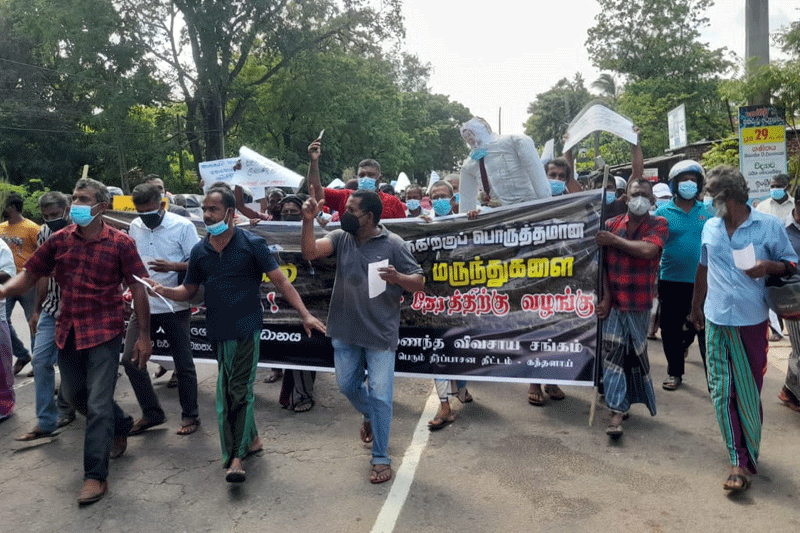 இரசாயன உரத்தினை பெற்றுத்தறுமாறு கோரி கந்தளாயில் விவசாயிகள் கவனயீர்ப்பு போராட்டம்!