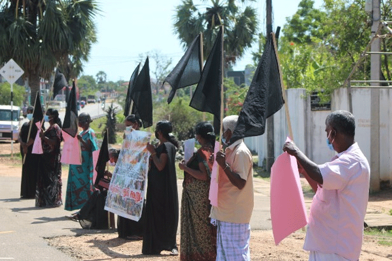 முல்லைத்தீவில் காணாமல் ஆக்கப்பட்டவர்களின் உறவுகள் கவனயீர்ப்பு போராட்டம்!