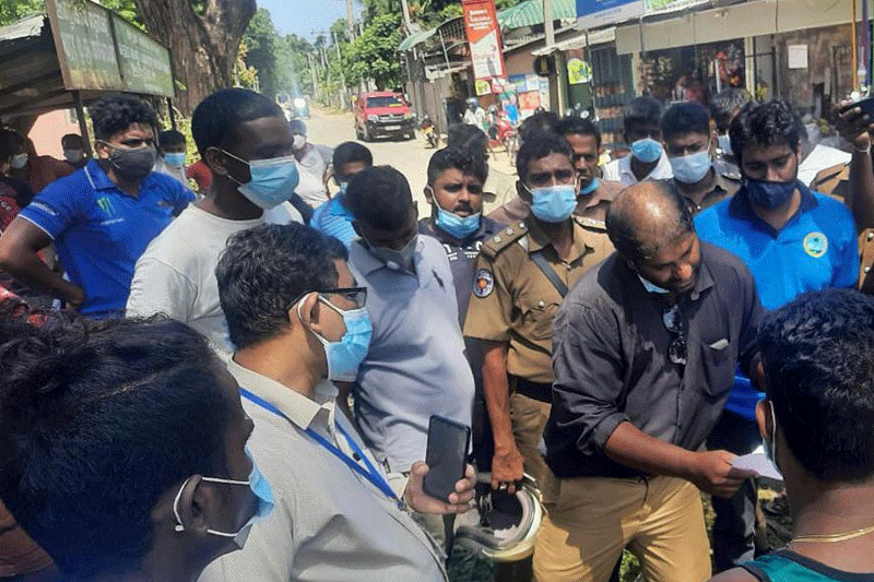 மரங்களை வெட்டக் கூடாது நவாலி பொதுமக்கள்!
