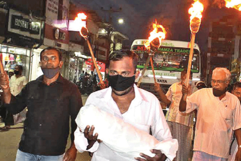 கொரோனாவால் உயிரிழக்கும் முஸ்லிம்களின் ஜனாஸாக்களை பலவந்தமாக எரிப்பது மனித உரிமை மீறல்! புத்தளத்தில் ஆர்ப்பாட்டம்