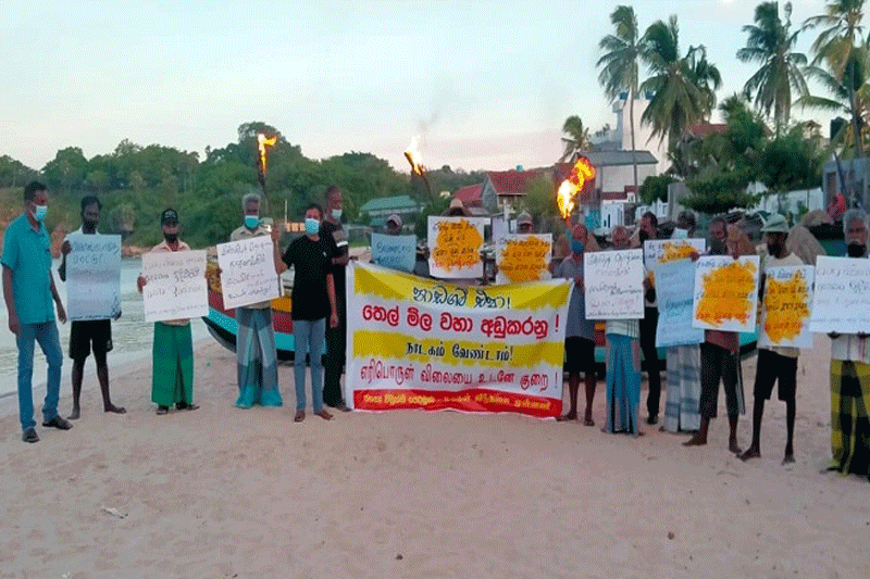 பொருட்களின் விலையேற்றத்திற்கு எதிராக மக்கள் விடுதலை முன்னணி திருகோணமலையில் போராட்டம்!