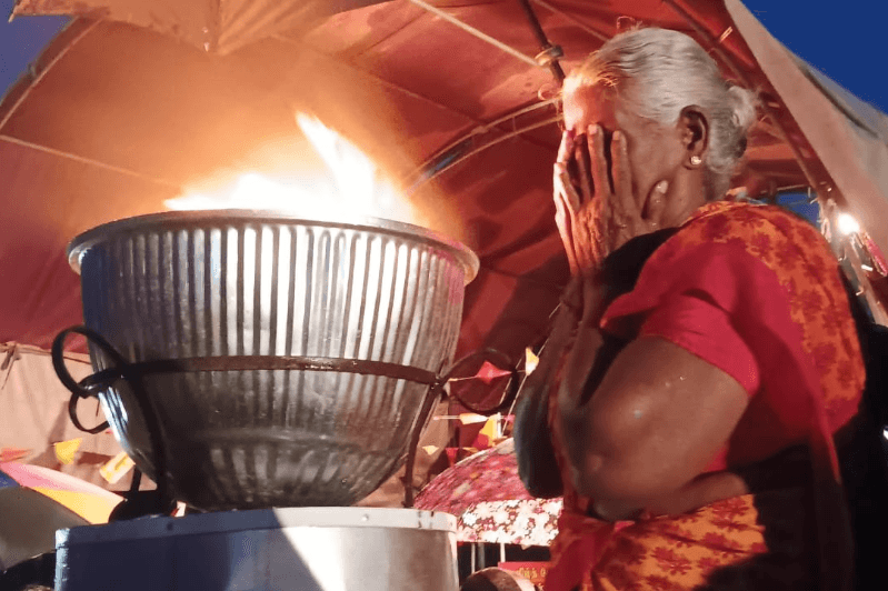கொட்டும் மழைக்கு மத்தியிலும் மாவீரர்களை உணர்வெழுச்சியுடன் நினைவேந்திய மக்கள்!