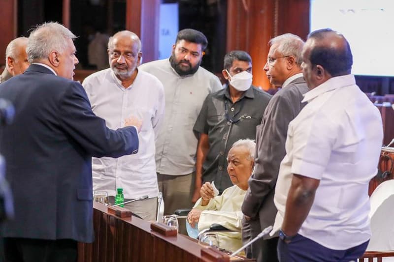 காலை பிடிப்பது காலை வாருவதற்கே...!