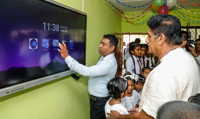 மக்கள் படும் துன்பத்தை நேரில் வந்து பாருங்கள்!